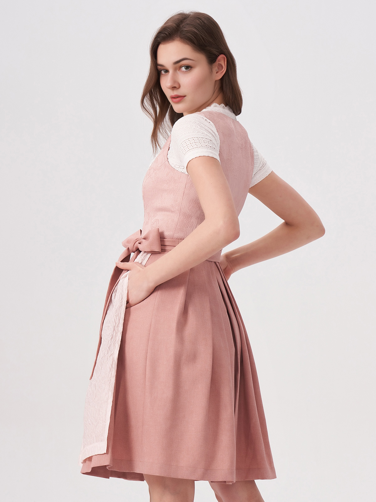 Dirndl mit Herzausschnitt in Rosa – feminin & stilvoll