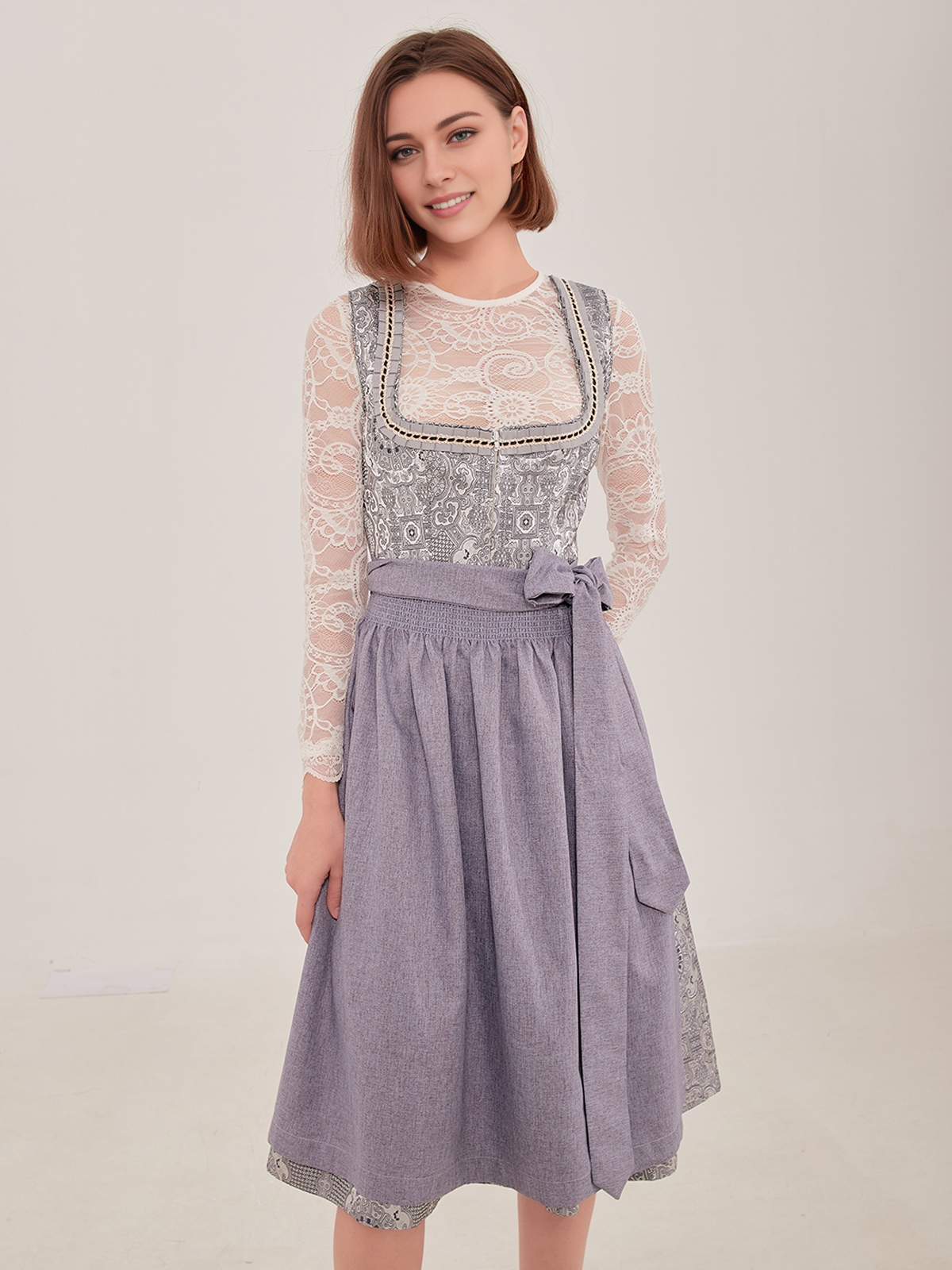 Graues Ehreer-Dirndl mit traditioneller Schürze
