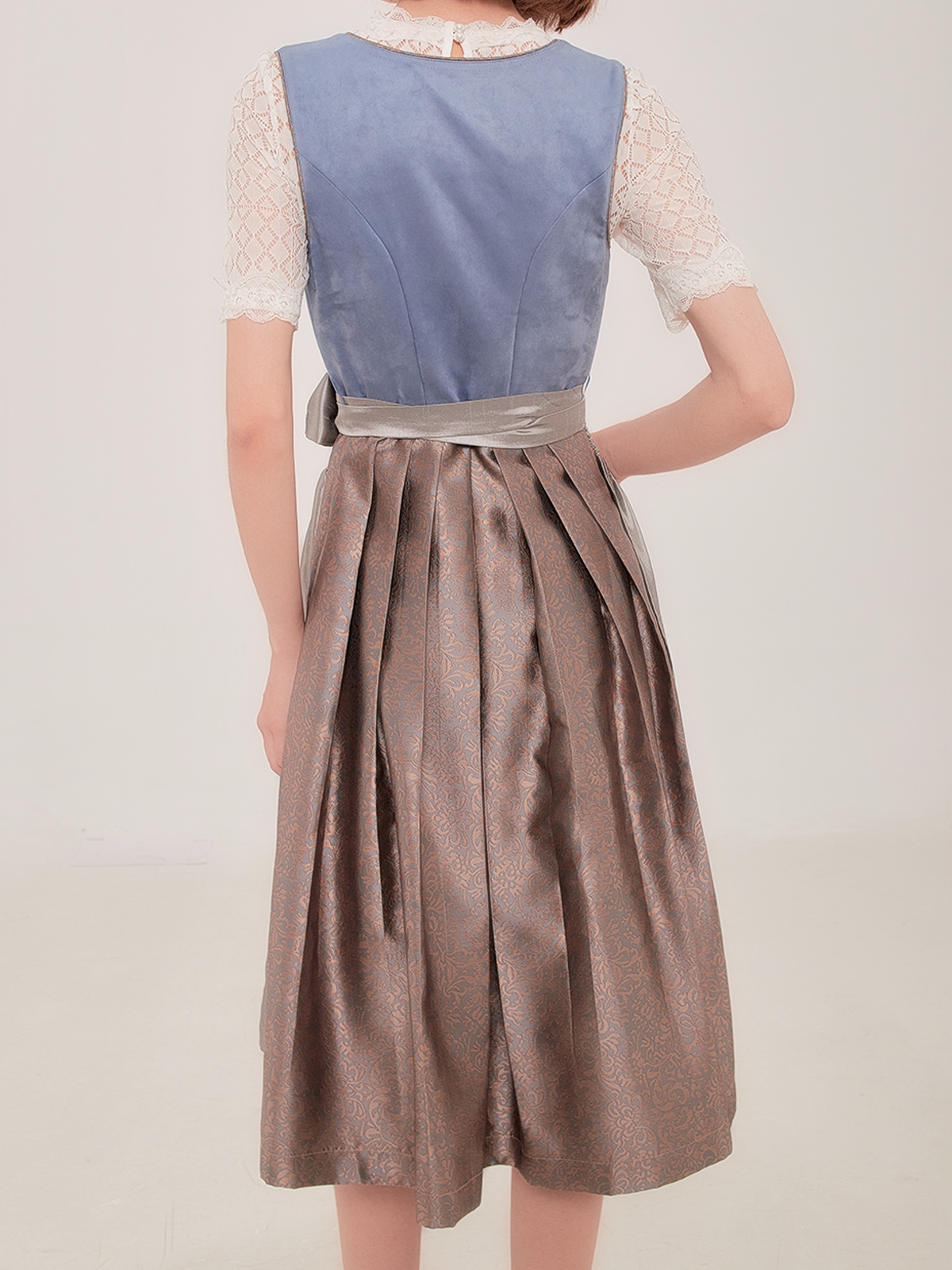 Elegantes blaues Dirndl mit traditioneller Schürze