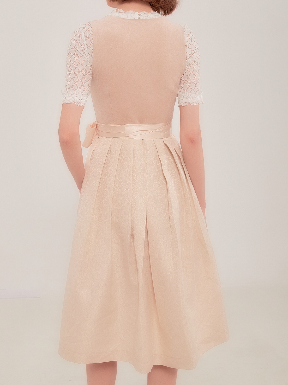 Modernes Dirndl in Beige mit schmalem Ausschnitt