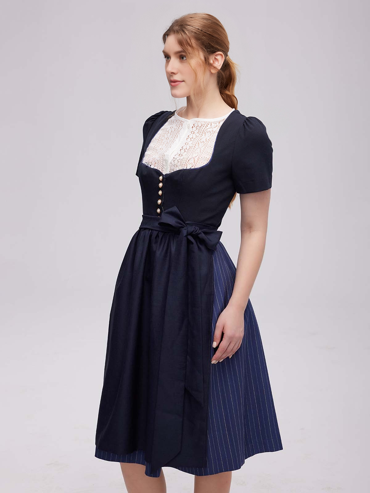 Dirndl in Blau mit traditionellem Schnitt