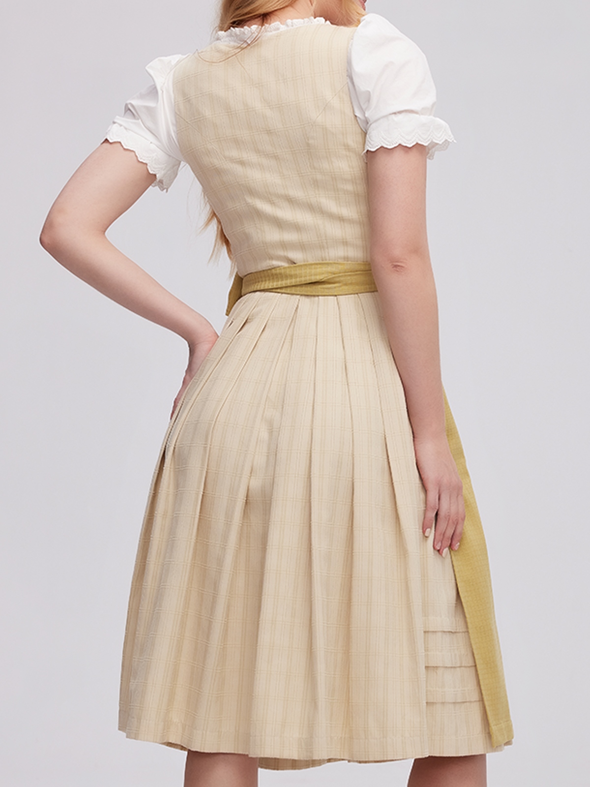 Günstige Dirndl in Grün mit traditioneller Stickerei