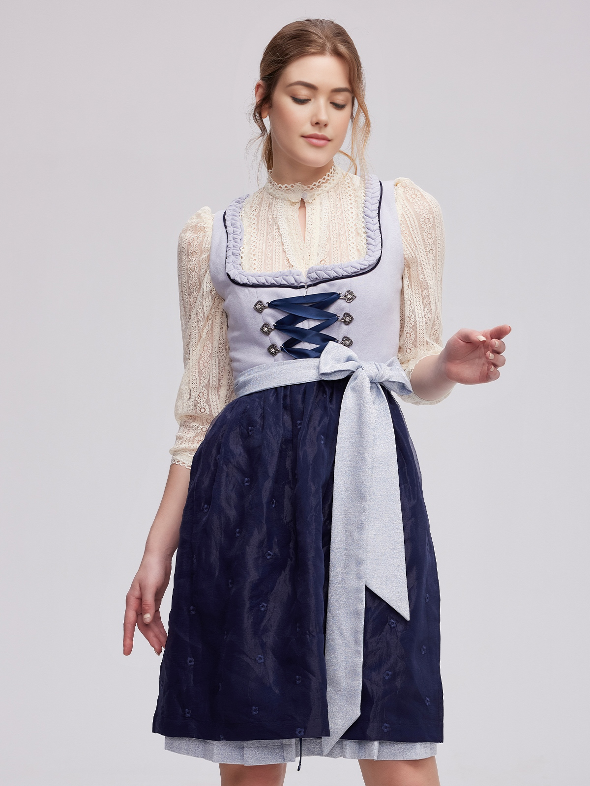 Strahlendes gelbes Dirndl mit floralen Details
