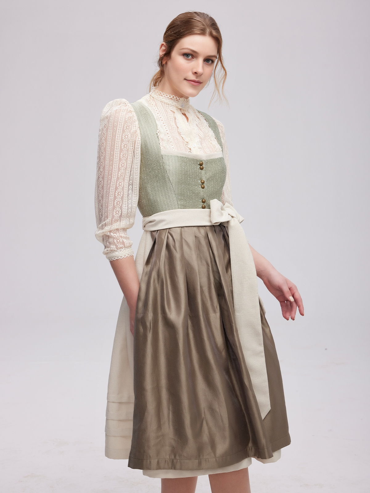 Dirndl in Grün mit passender Bluse