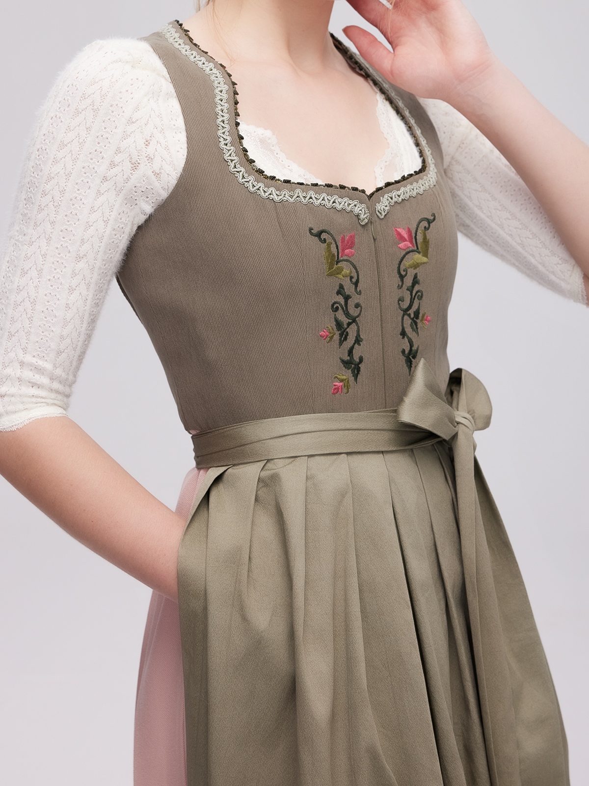 Dirndlbluse beige in eleganter Ausführung