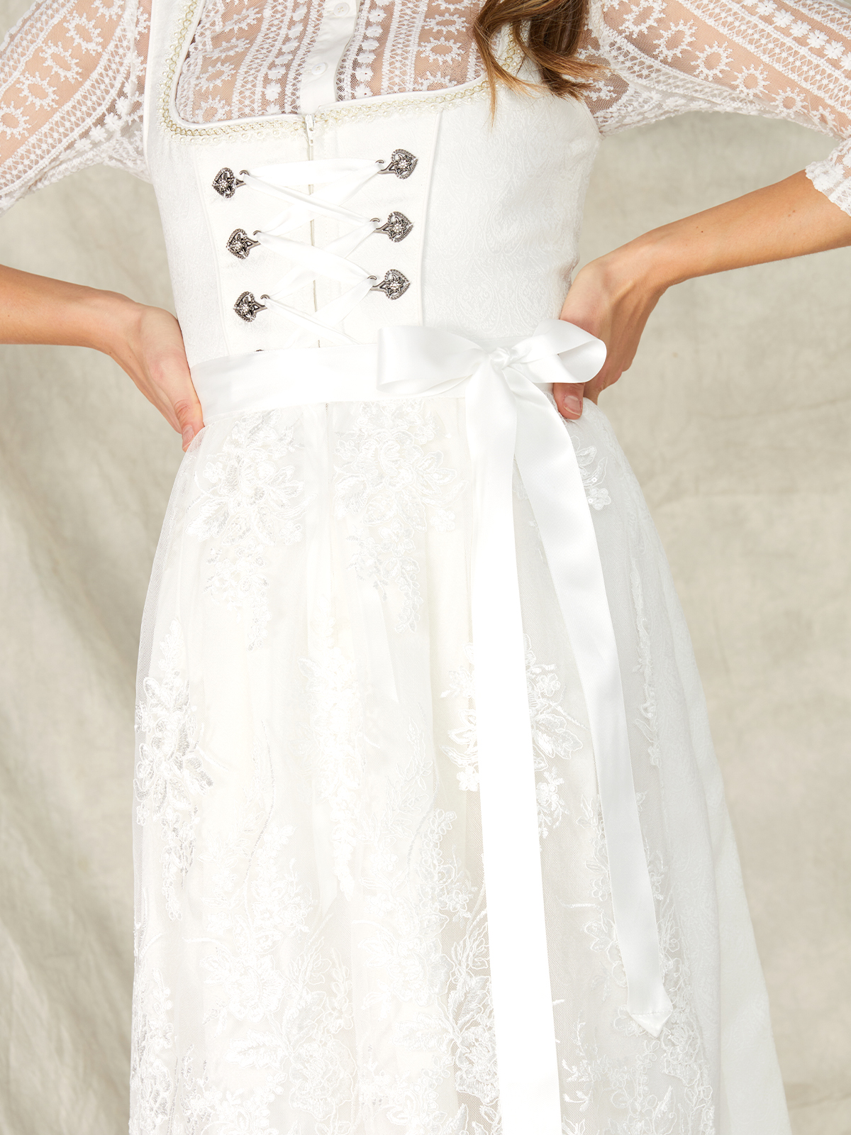 Modernes weißes Dirndl mit floralen Details