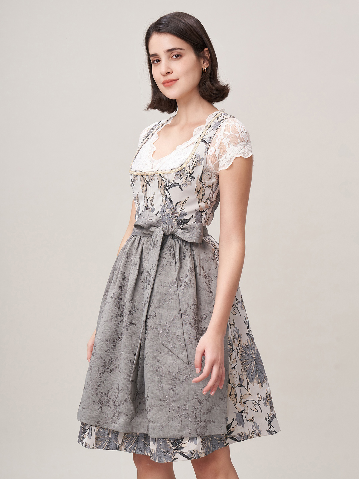 Dirndl mit tiefem Ausschnitt in Grau