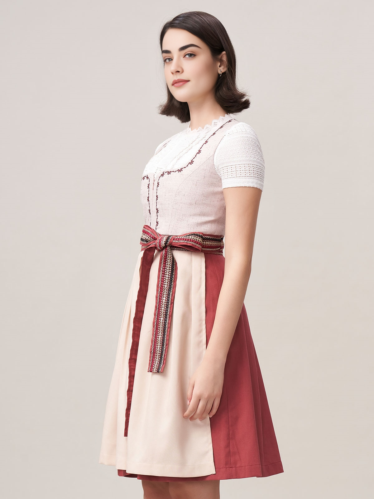 Ein modernes rosa Dirndl mit floralen Details