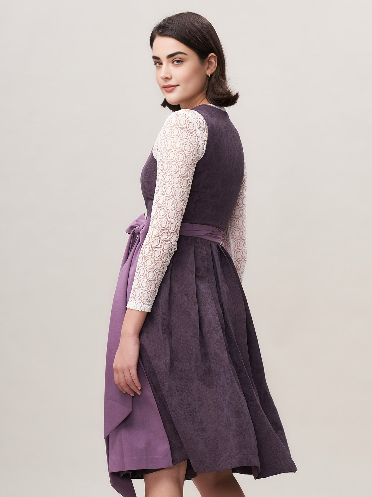 Modernes lila Dirndl mit femininem Schnitt