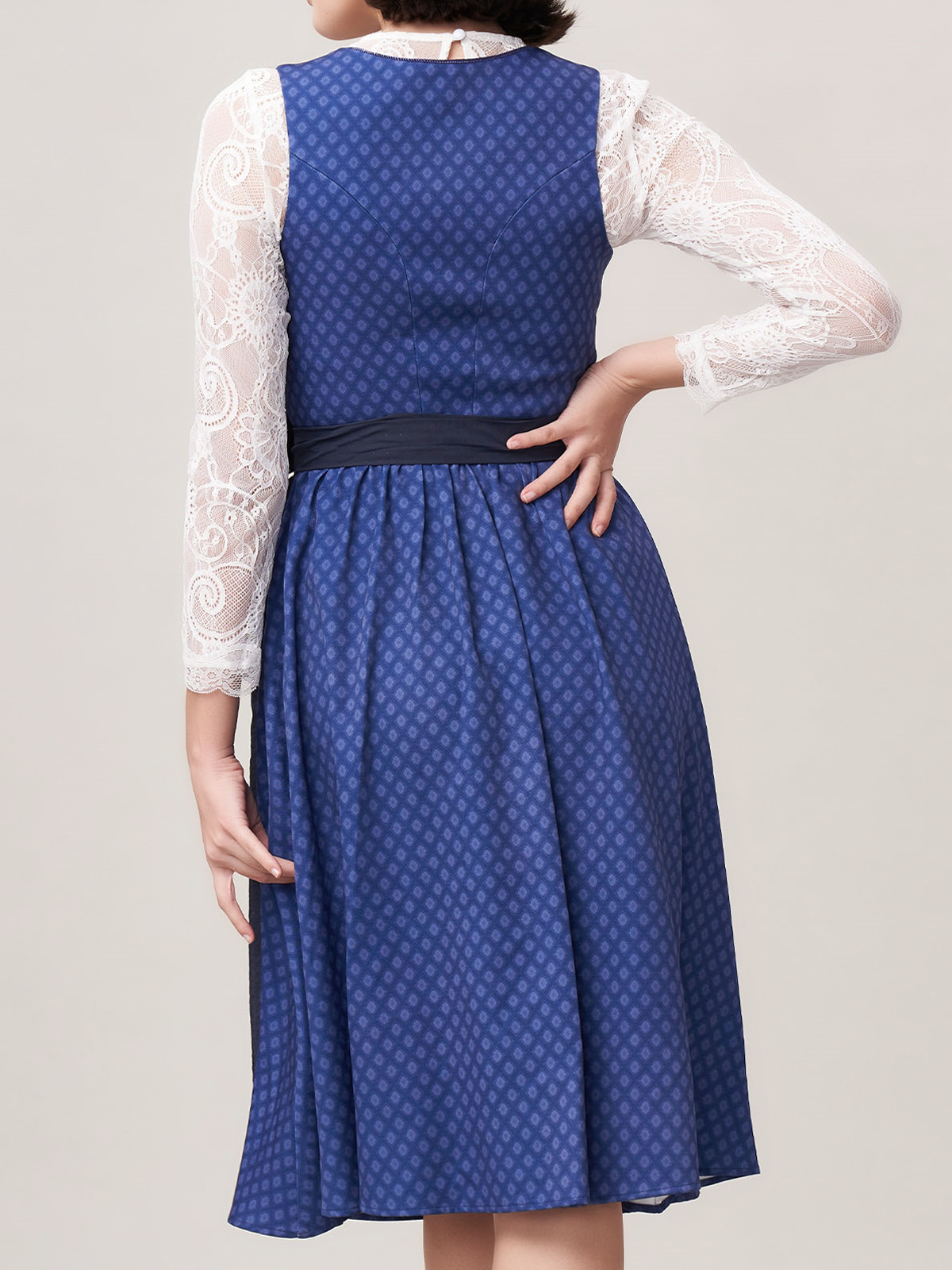 Dirndl Violett mit moderner Bluse