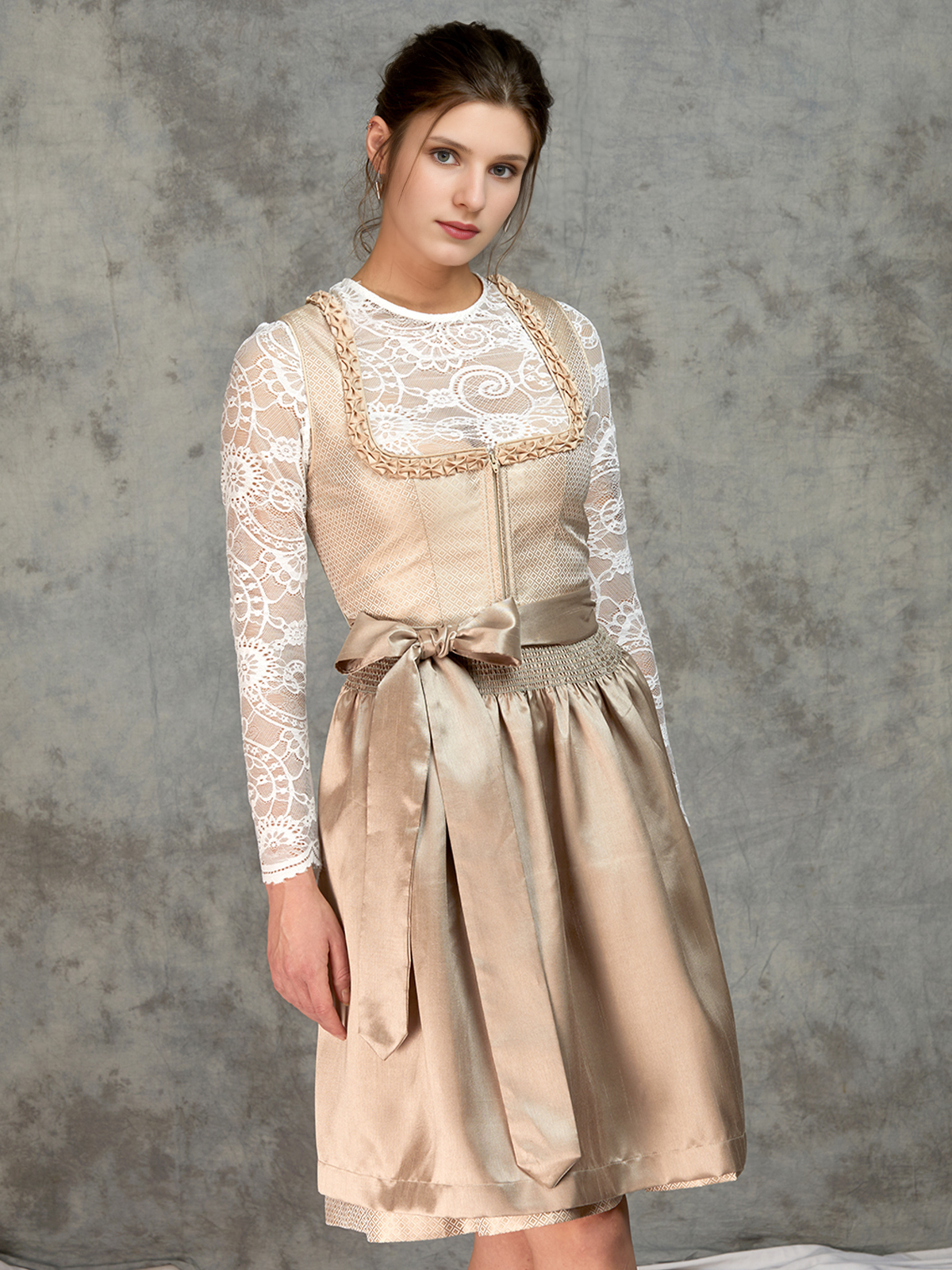 Modernes Ja Mei Dirndl in Beige mit raffiniertem Ausschnitt