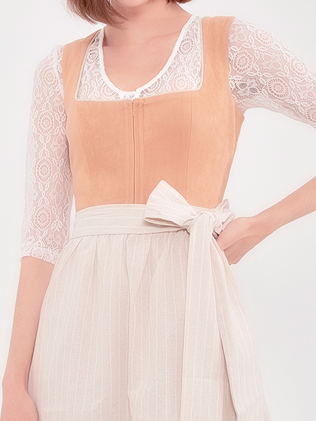 Samt Dirndl Beige – eleganter Trachtenlook