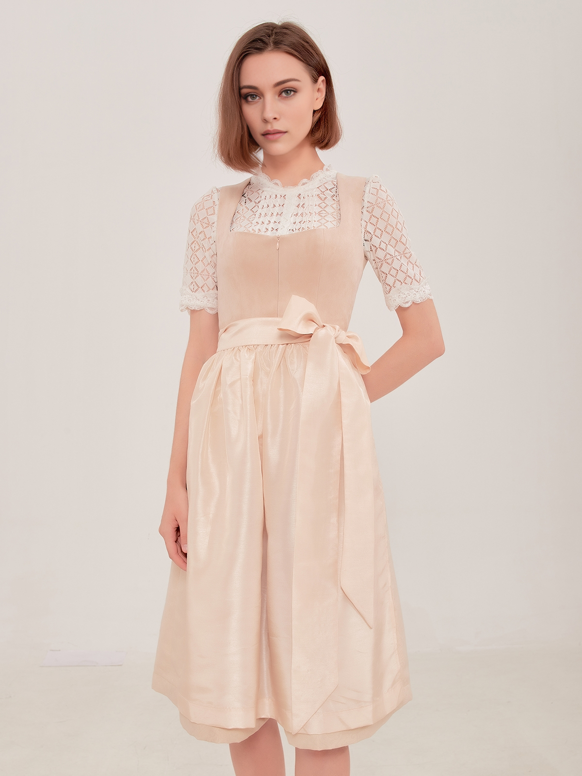 Modernes Dirndl in Beige