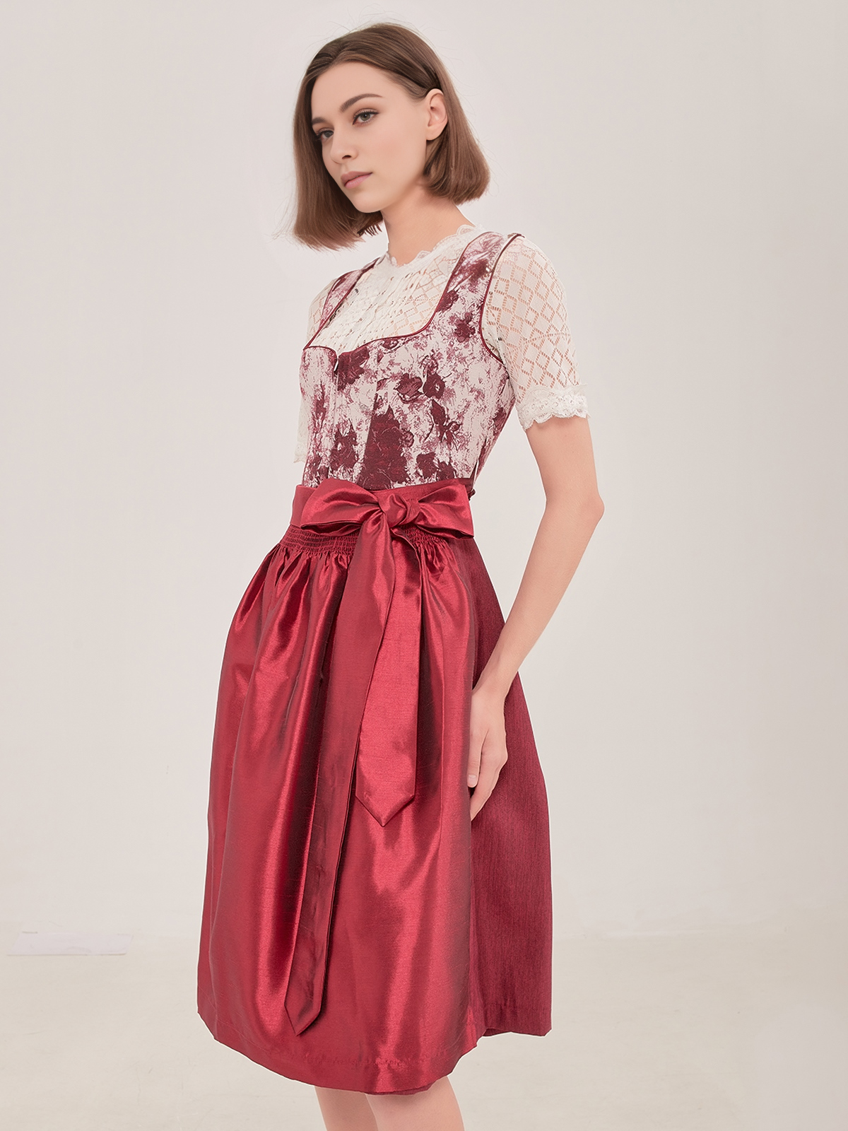 Modernes dunkelrotes Dirndl mit figurbetonendem Schnitt
