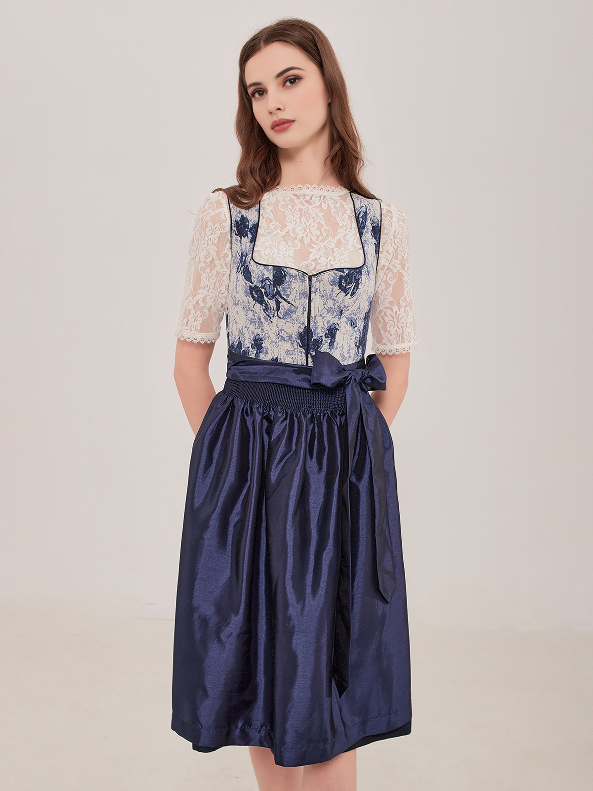 Dunkelblaues Dirndl mit eleganten Details
