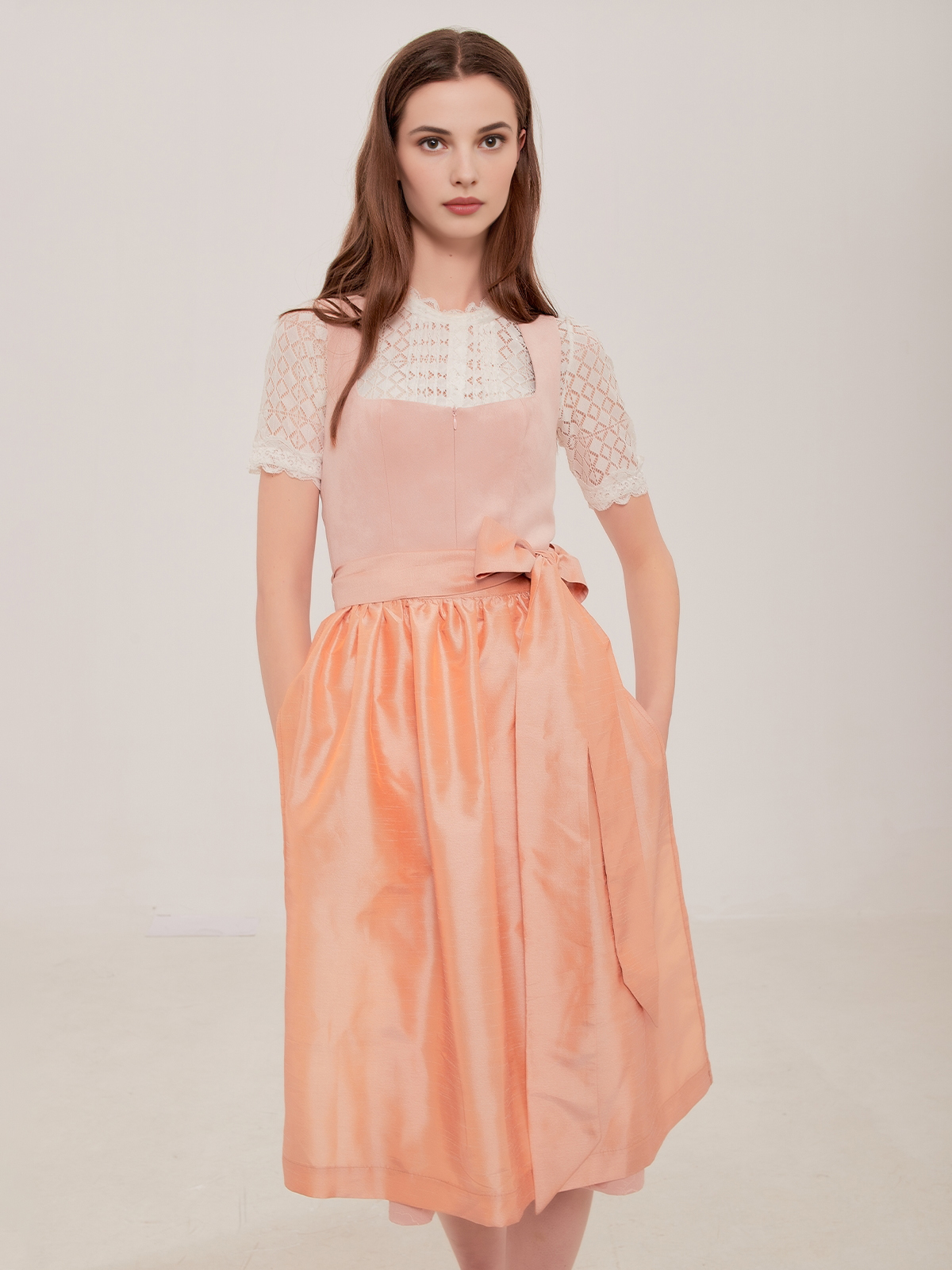 Dirndl in Hellblau Samt