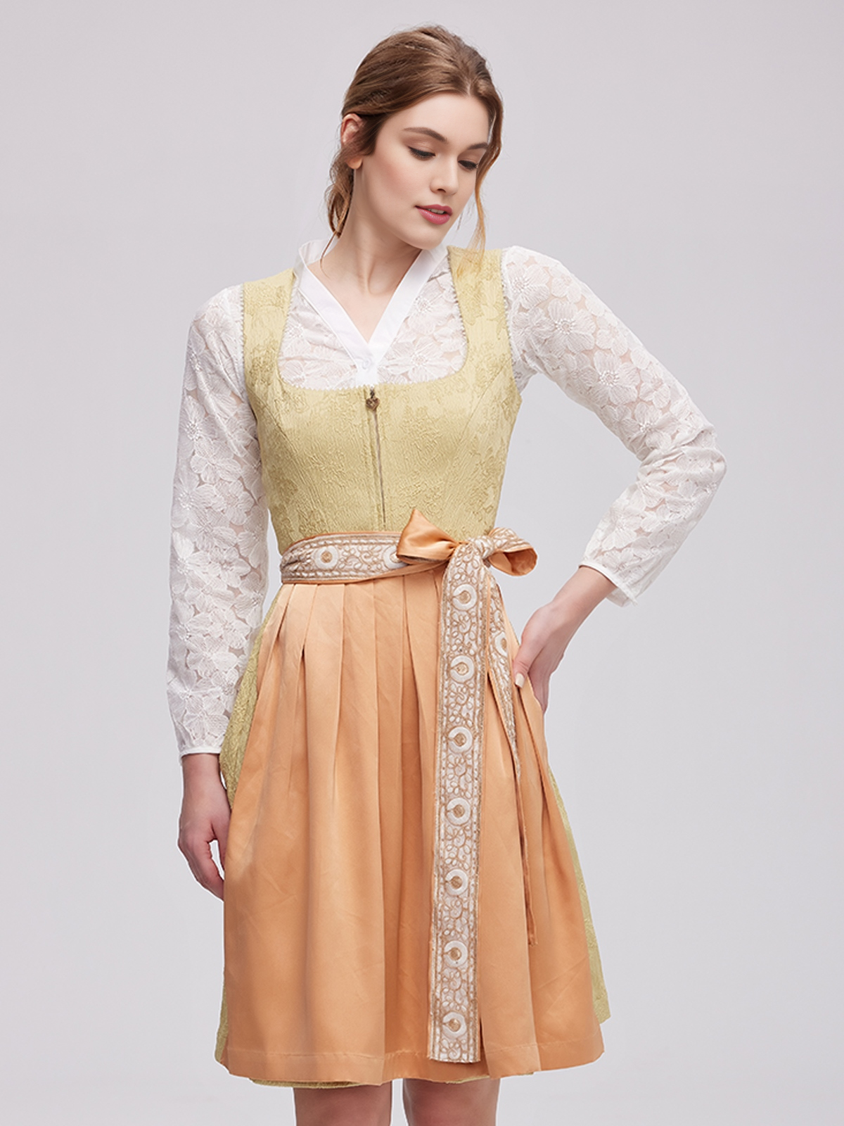 Dirndl in Gelb – ein Beispiel für moderne Farbvariationen