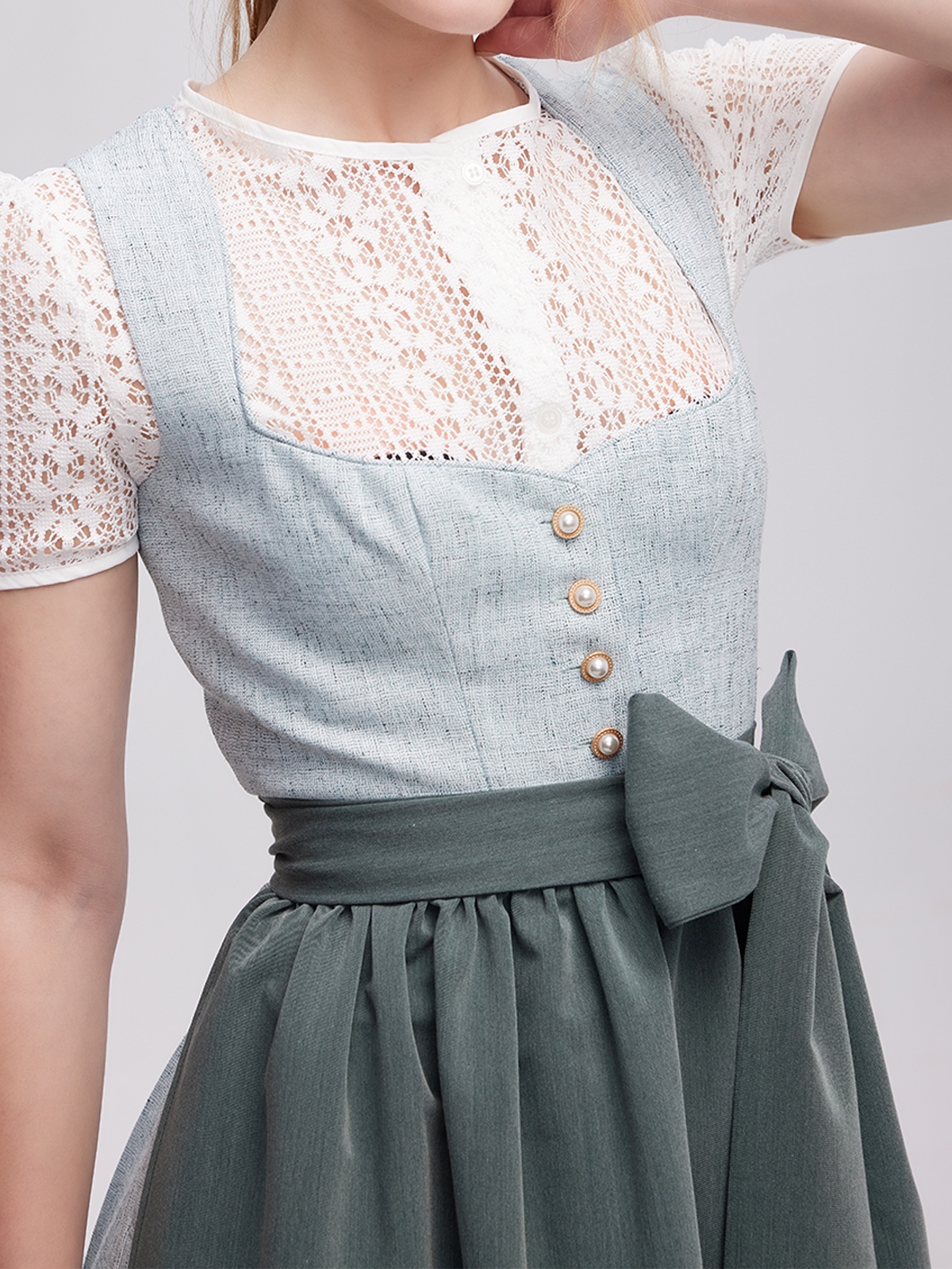 Ein grünes Dirndl mit floralen Details – perfekt für Festivals und Hochzeiten.