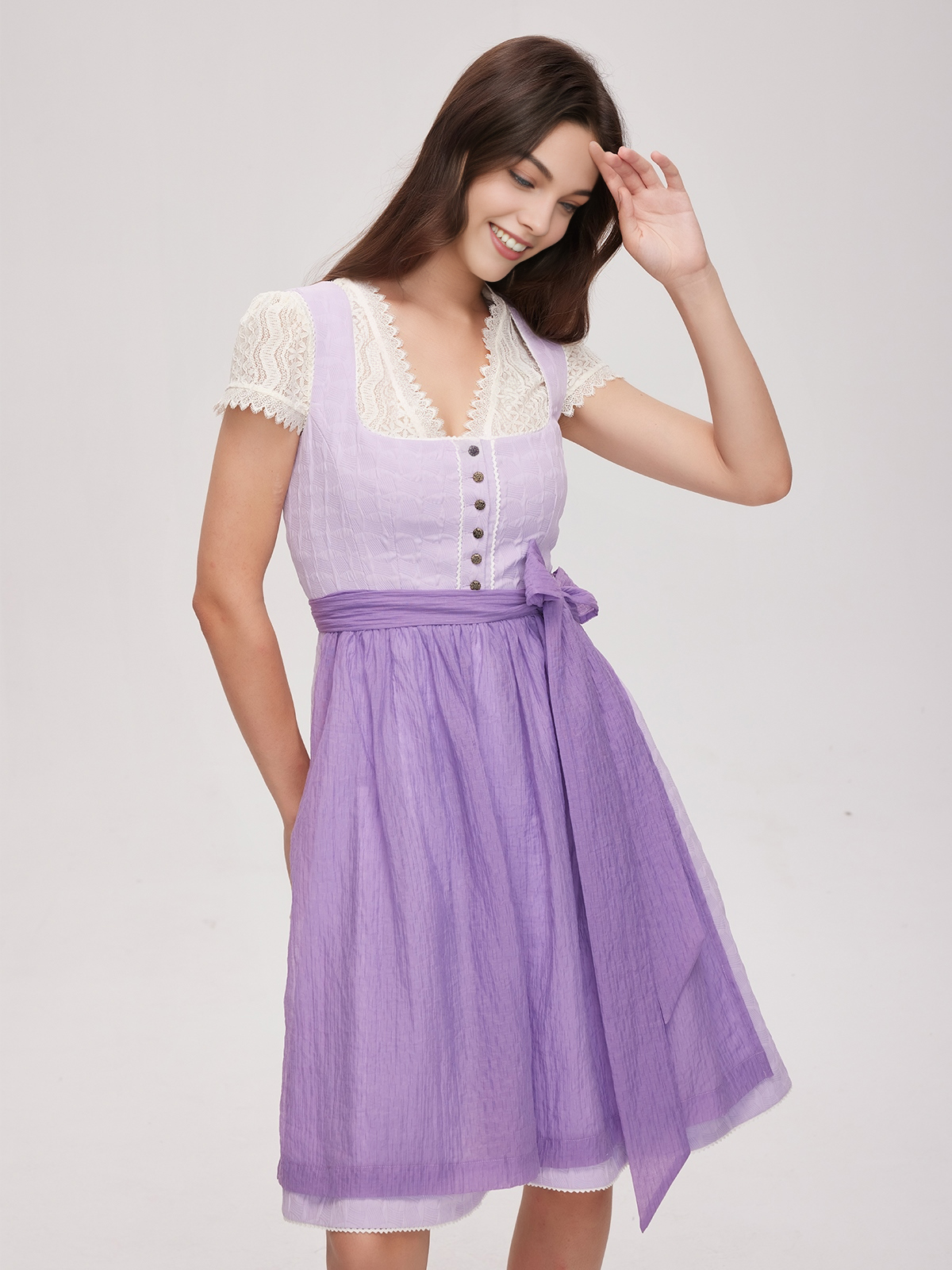 Modernes Dirndl in Lila – perfekt für den urbanen Style