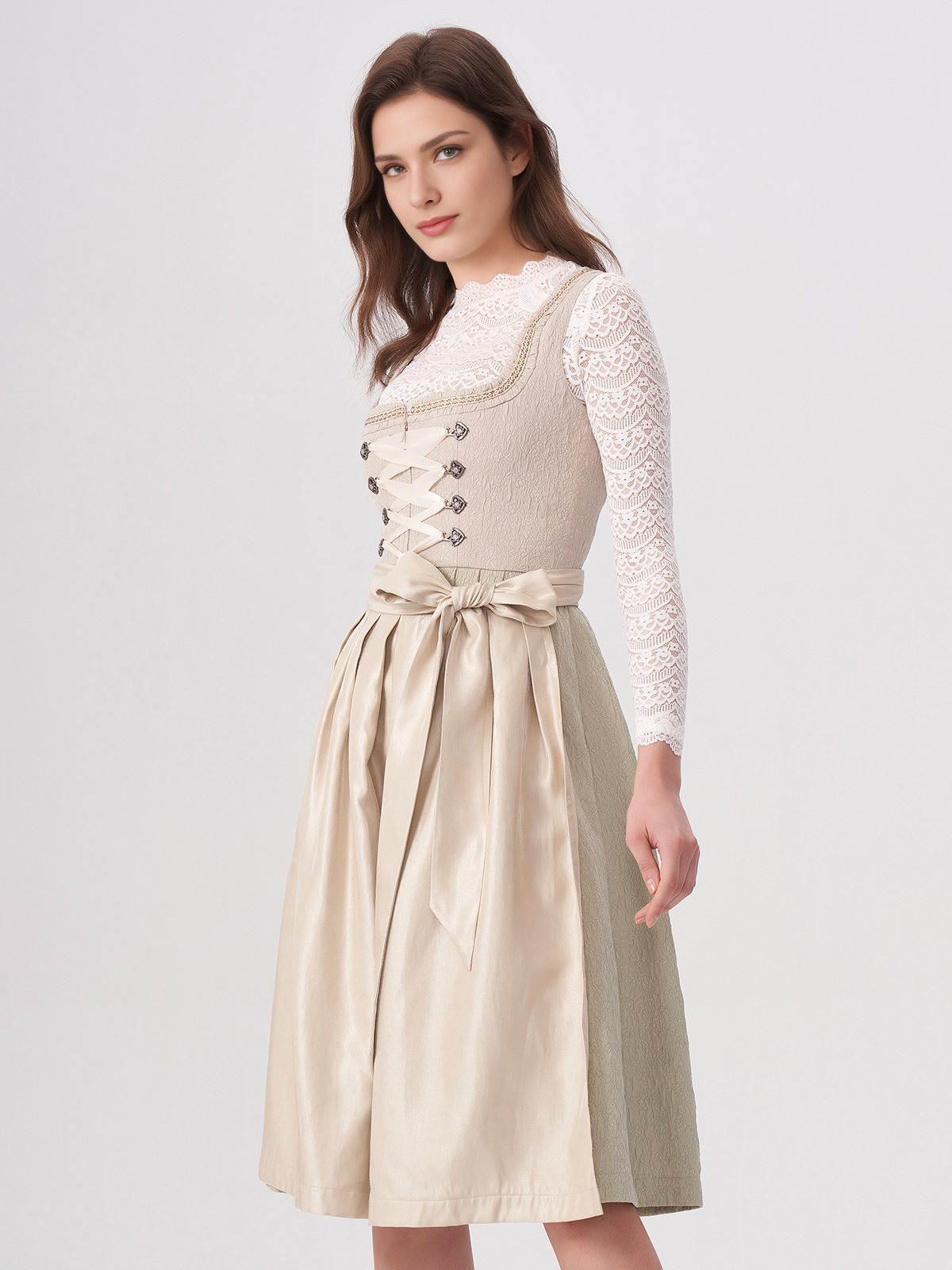 Dirndl mit elegantem Ausschnitt