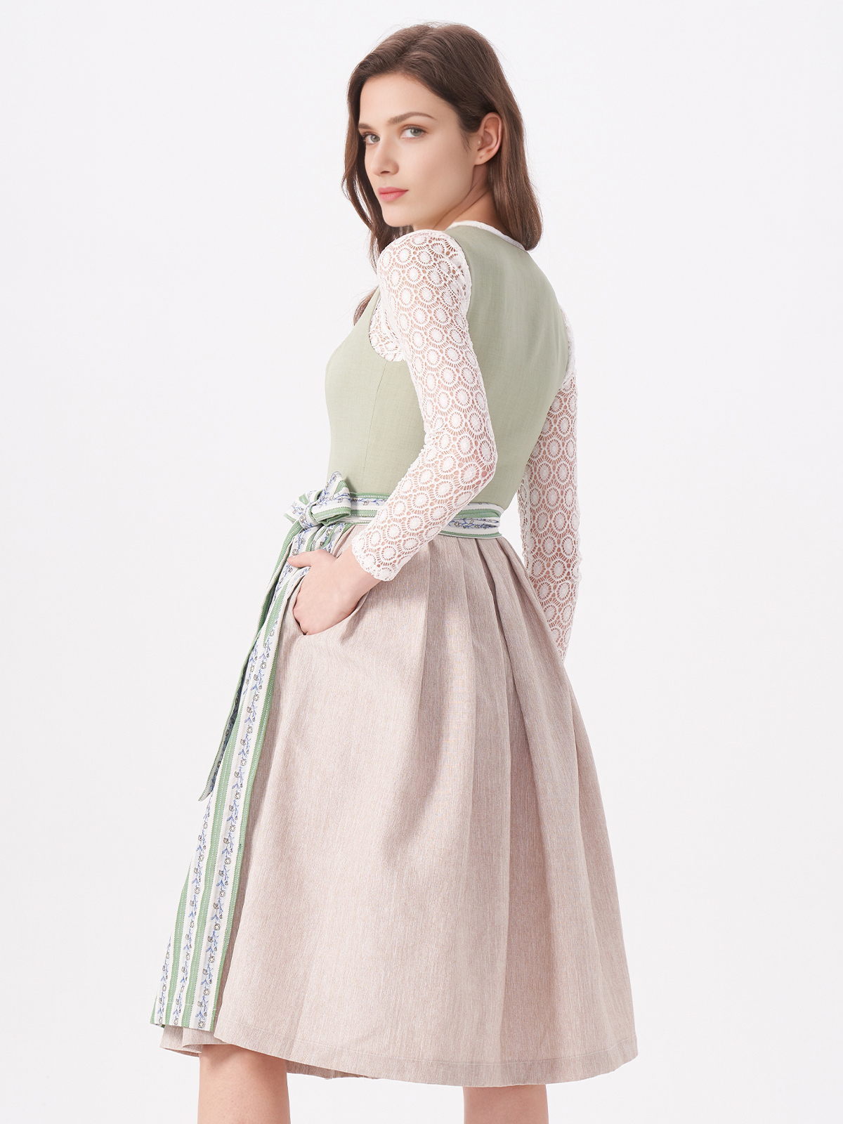 Dirndl in Grün mit Lochspitzenbluse