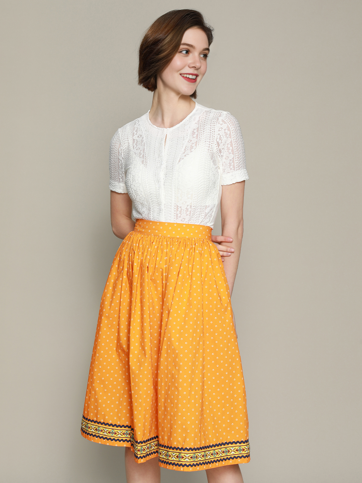 Modernes Dirndl in Gelb – stilvolle Kombination aus Tradition und Trend