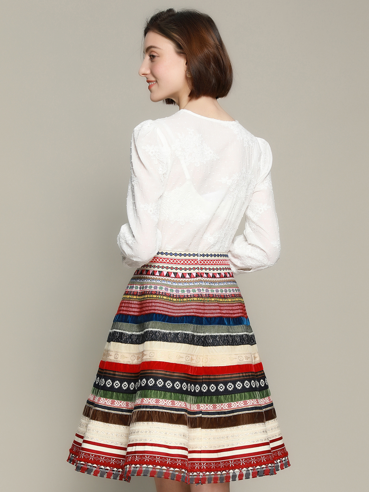 Dirndl mit weißer Bluse – ein klassischer Look