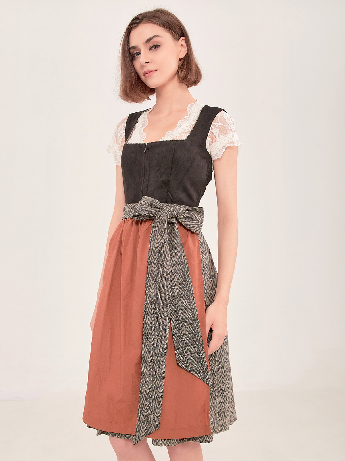 Modernes Dirndl in Schwarz mit 70 cm Rocklänge