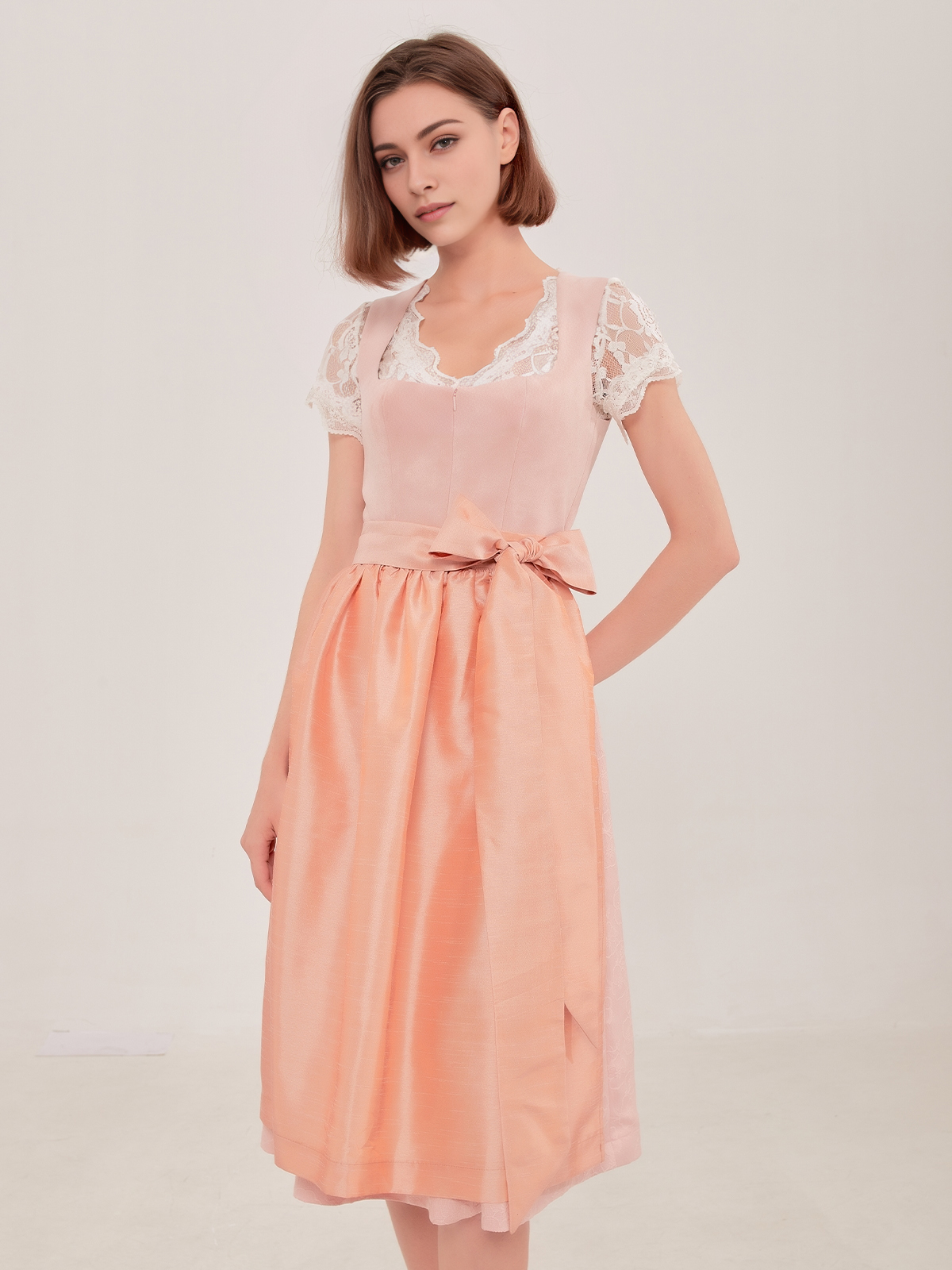 Dirndl in Rosa mit floralen Details