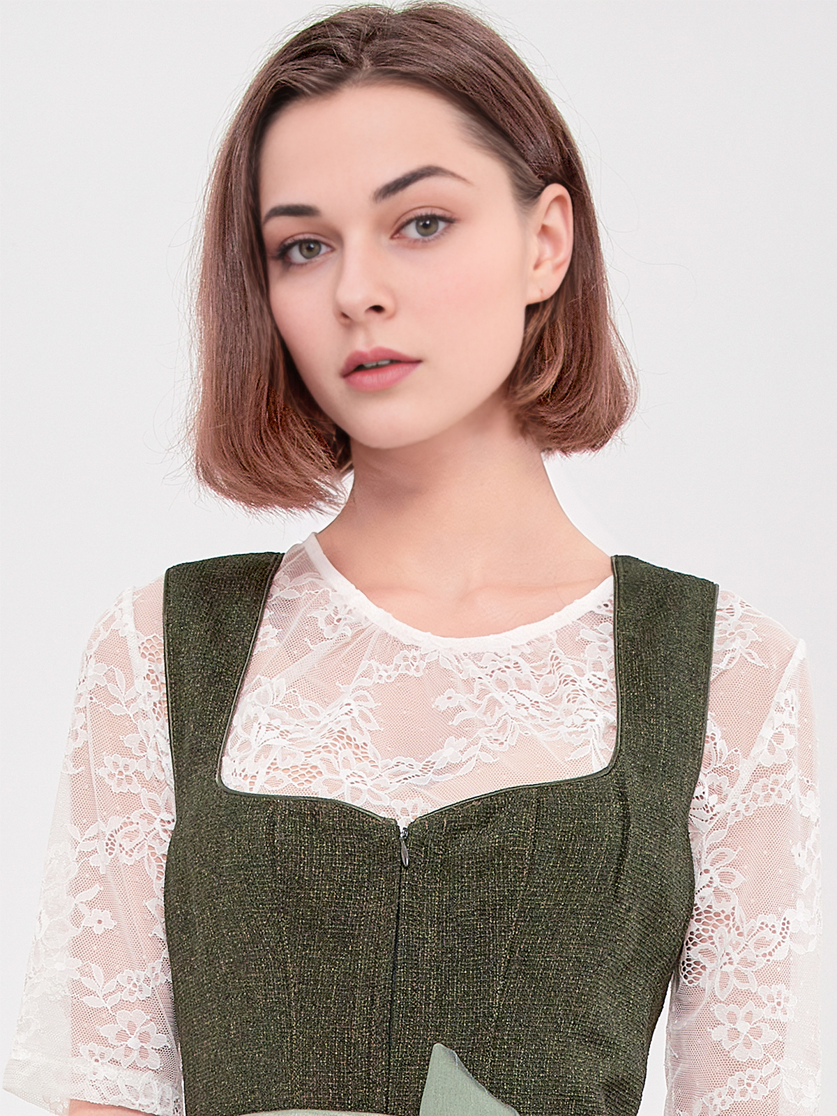 Olivgrünes Dirndl mit modernem Schnitt