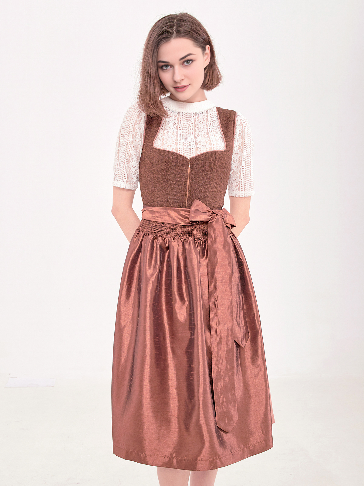 Braunes Dirndl mit traditionellem Schnitt