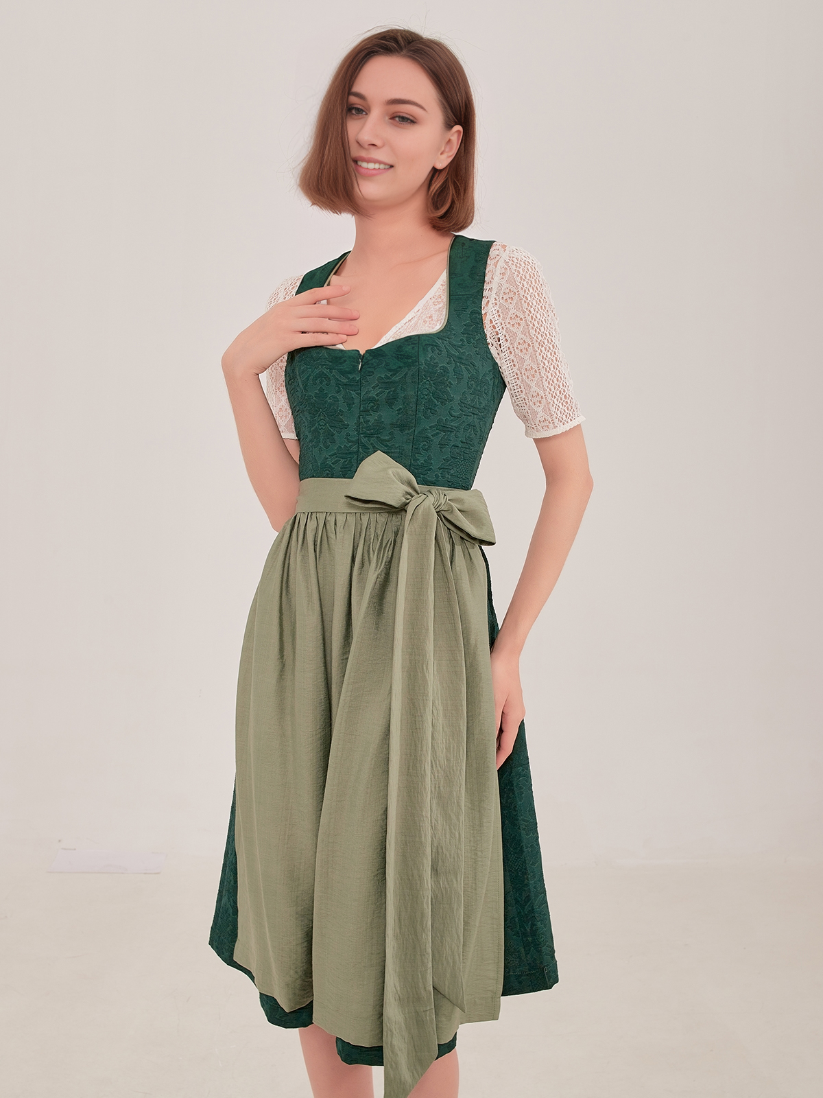 Traditionelles grünes Dirndl mit feinen Details