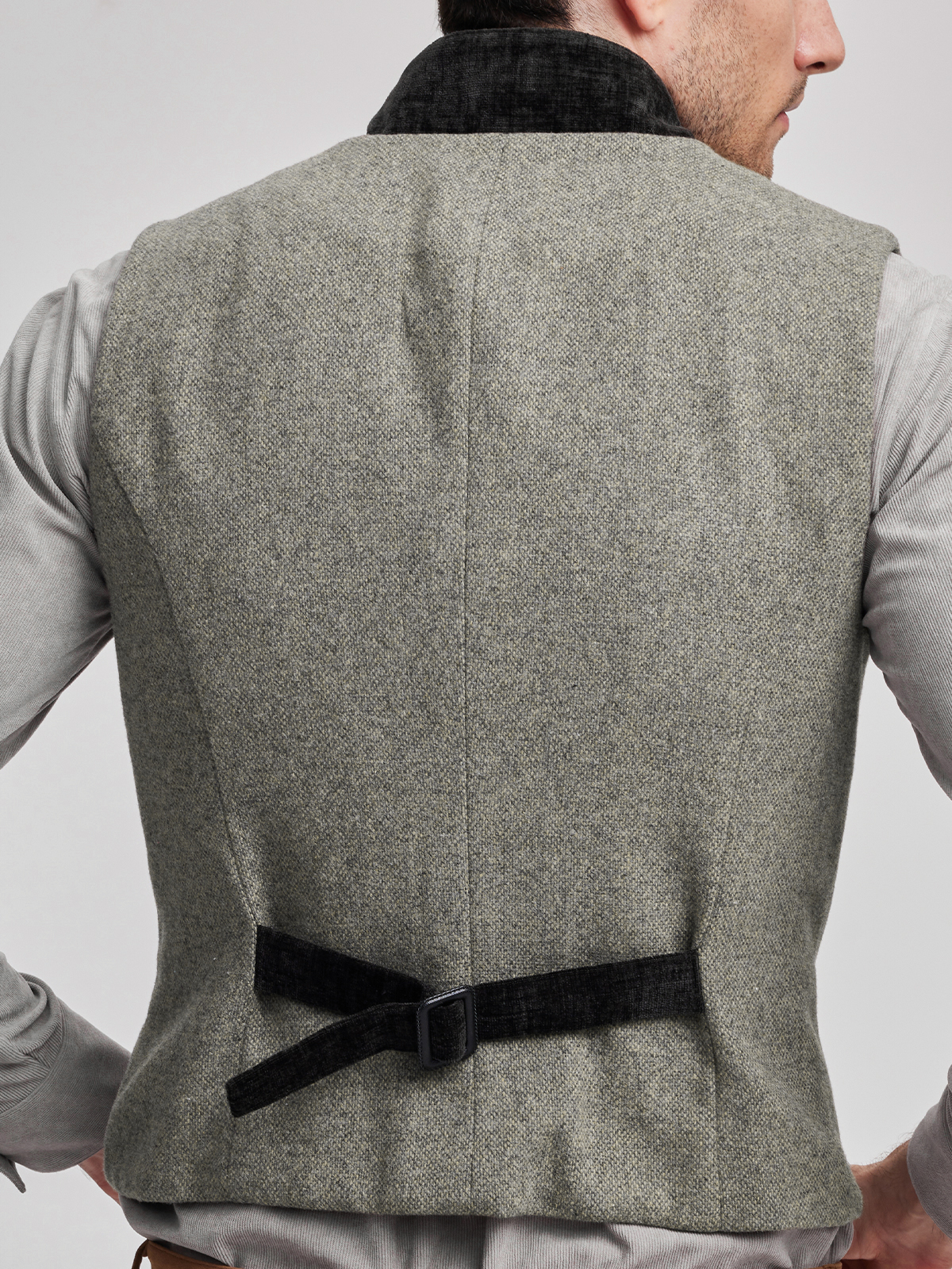 Modernes Dirndl in Grau mit schlanker Silhouette