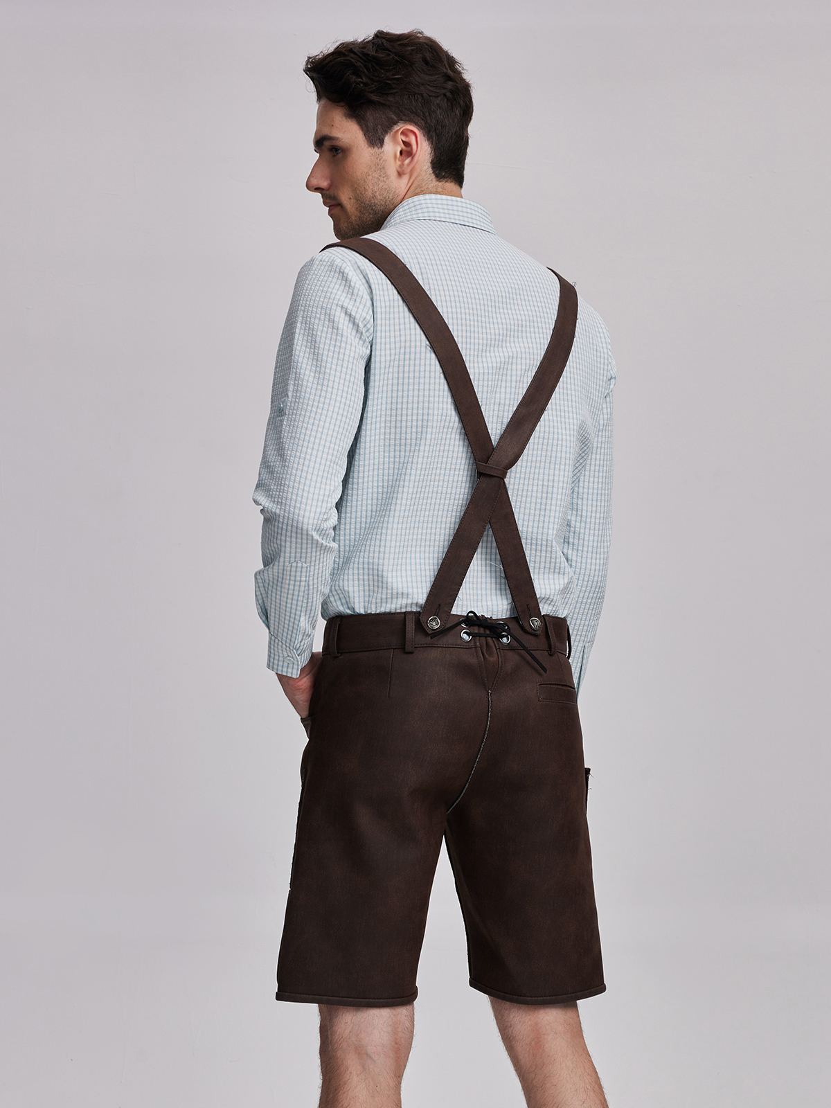 Ein modernes Dirndl in Braun mit feinen Stickereien