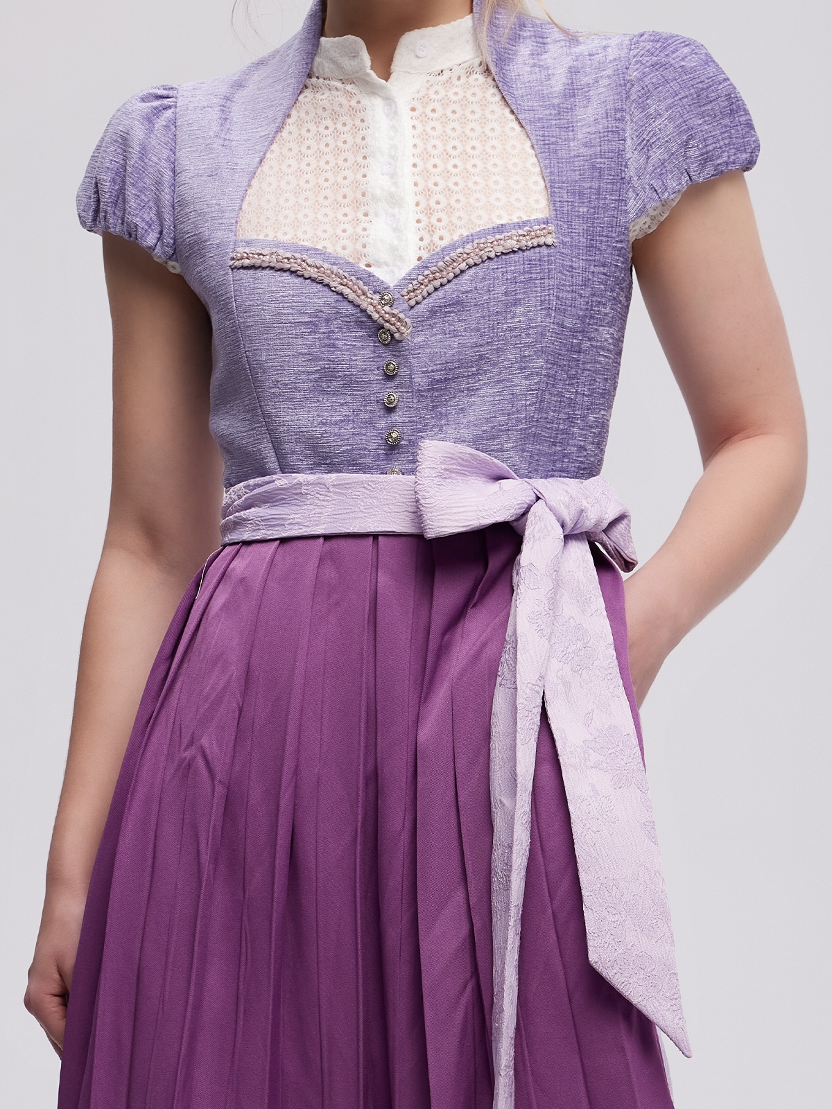 Modernes lila Dirndl mit urbanem Stil