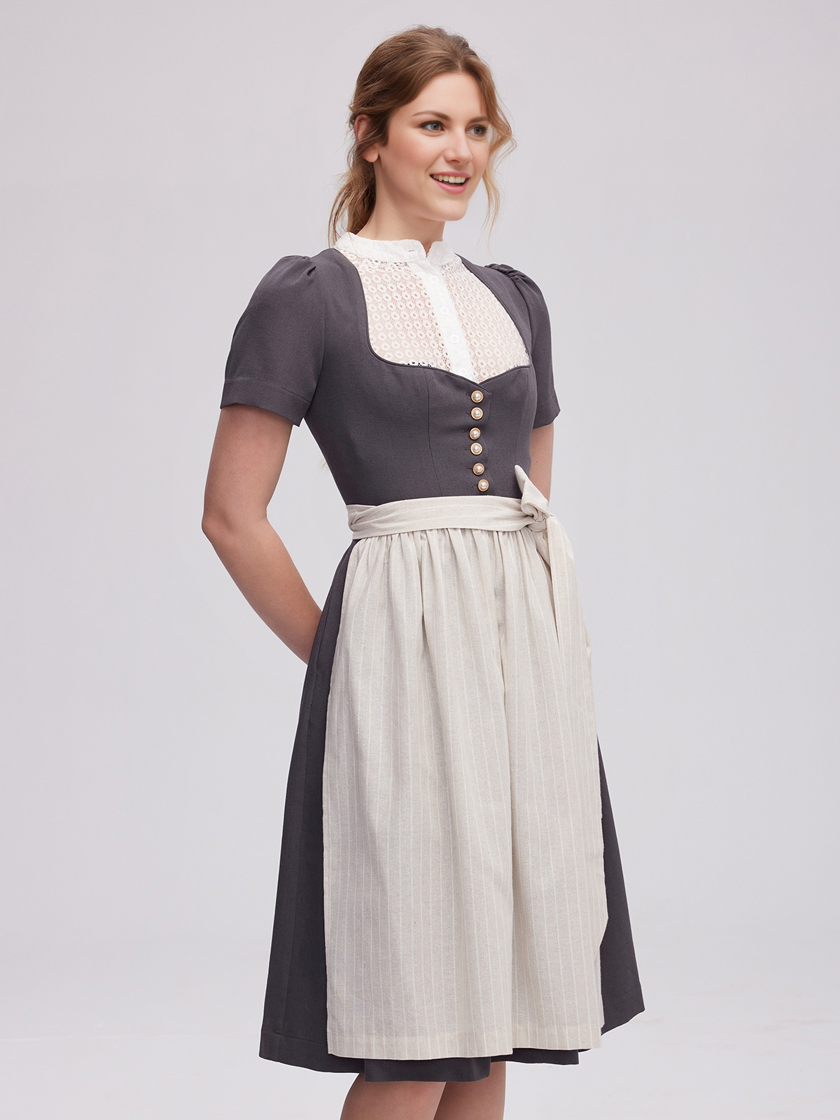Dirndl in Grau – zeitlose Eleganz