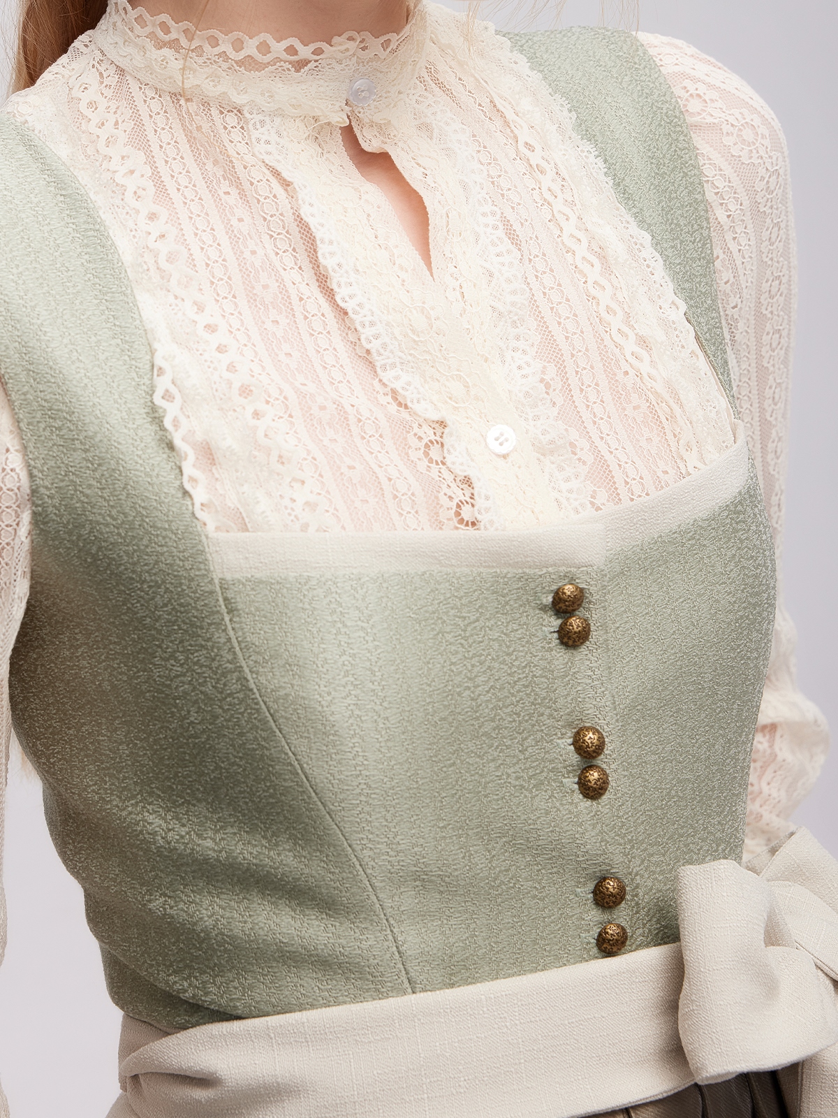 Ein grau-grünes Dirndl mit modernem Schnitt
