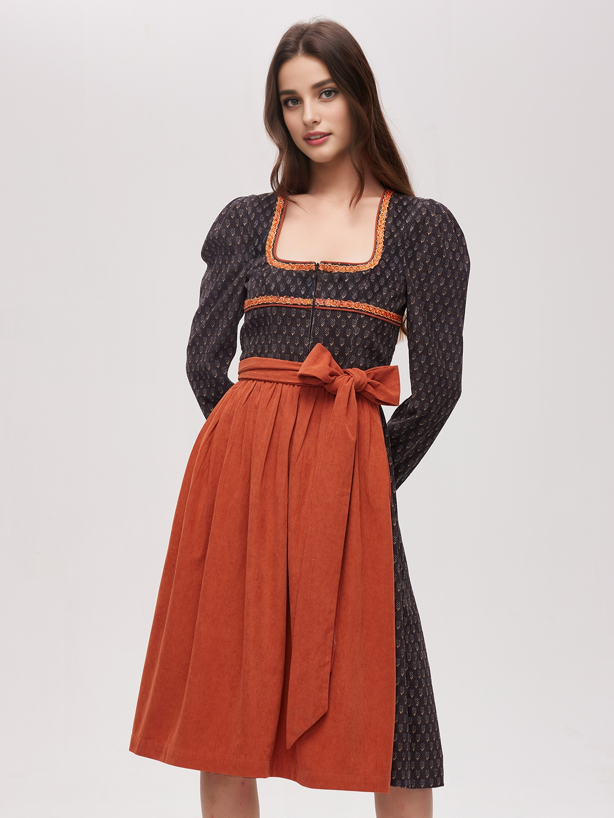 Engel Dirndl in Schwarz mit raffinierten Details