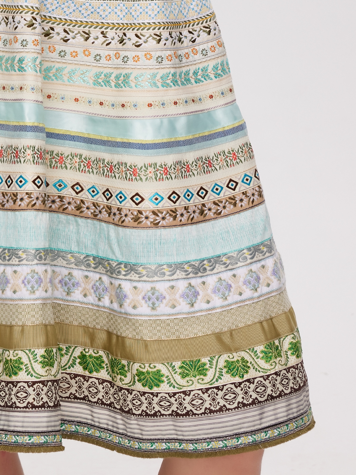 Ein grünes Ehreer Dirndl mit floralen Details