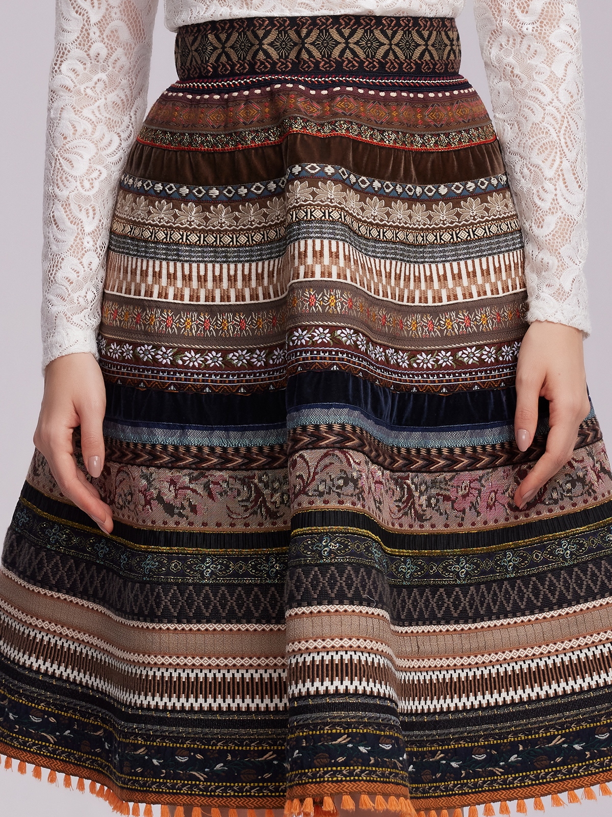 Moderne Dirndlbluse in Braun mit dekorativen Details