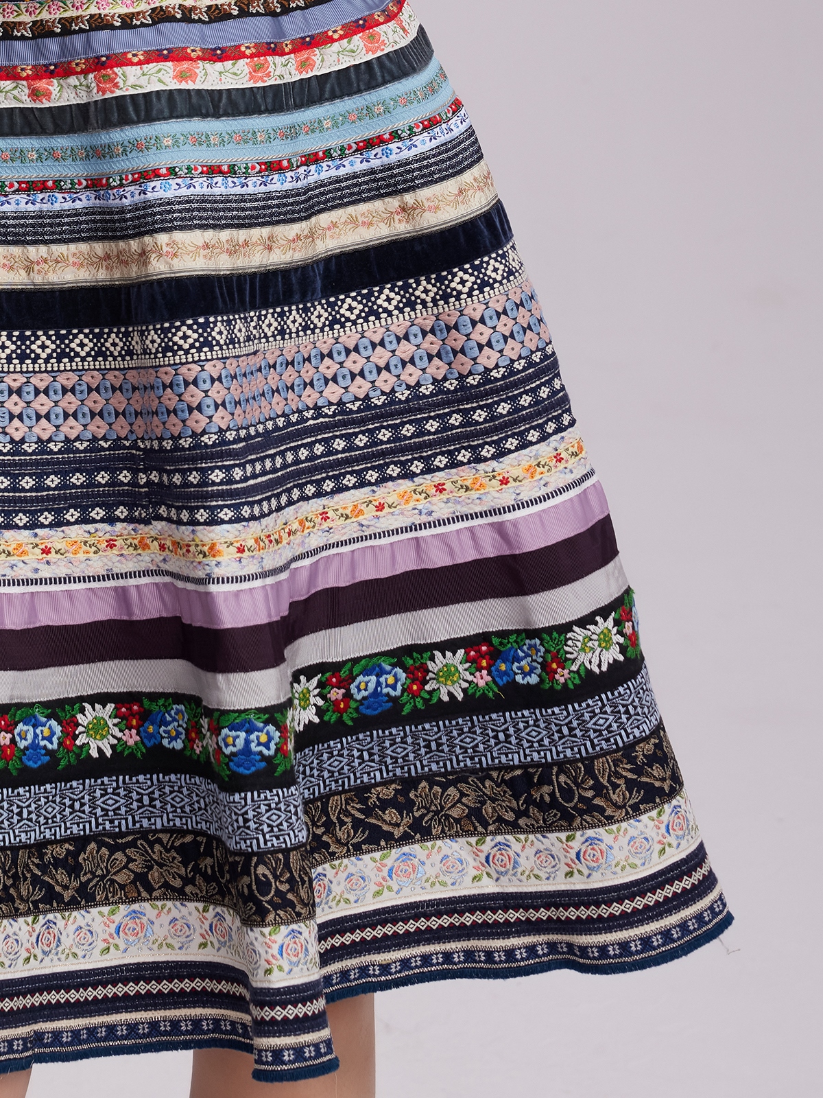 Dirndl in Blau mit Langarmbluse