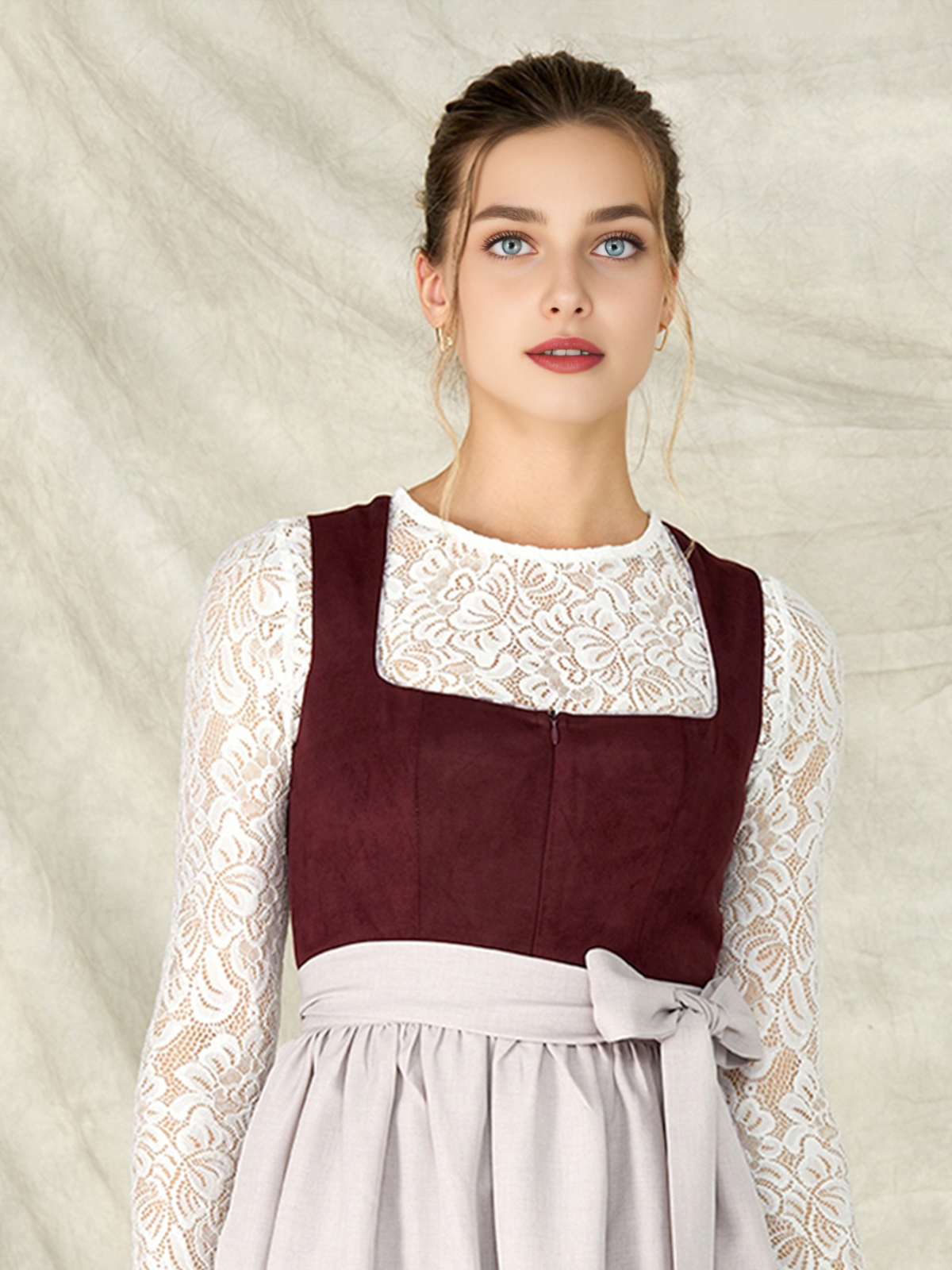 Dirndl in Lila mit floralen Details