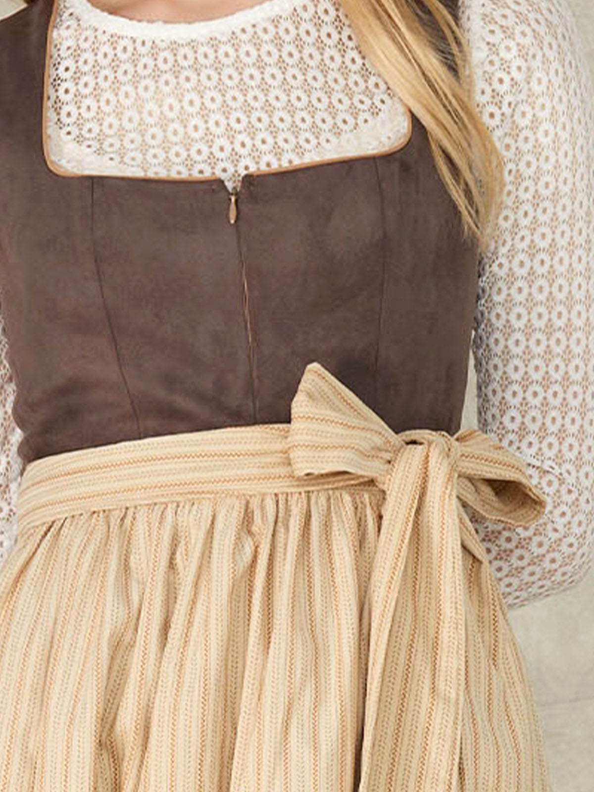 SamtDirndl Schwarz – Eleganz in Perfektion