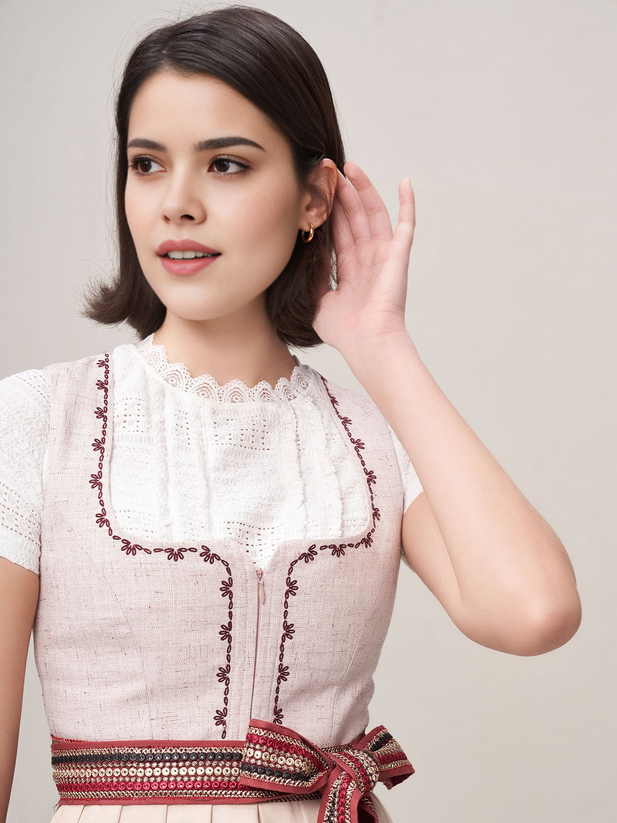 Dirndl in Rosa mit floralen Details