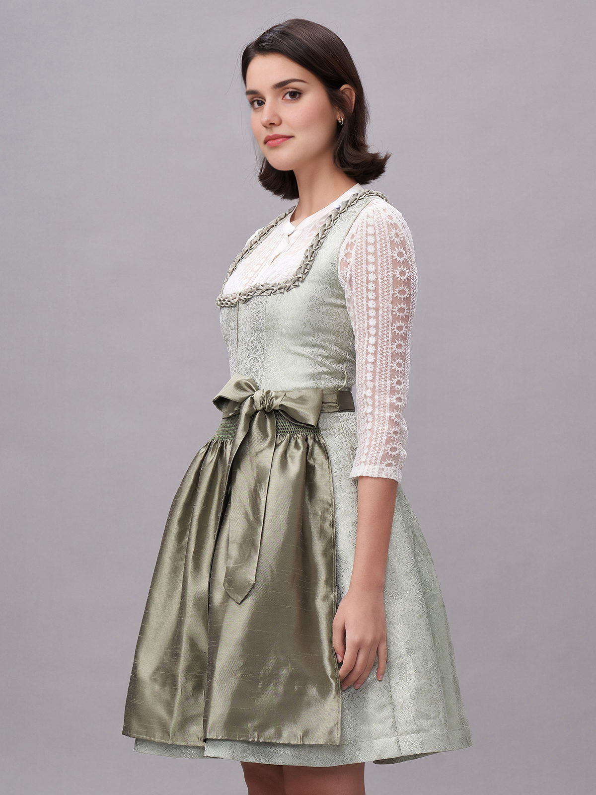 Braunes Dirndl mit Herz-Ausschnitt