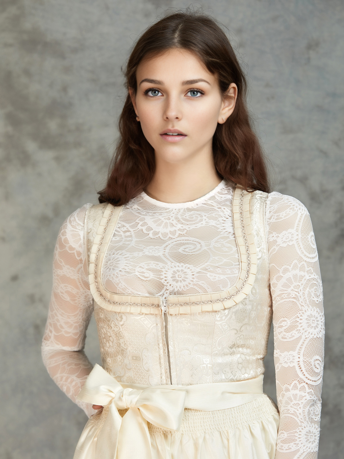 Dirndl in Weiß mit floraler Schürze