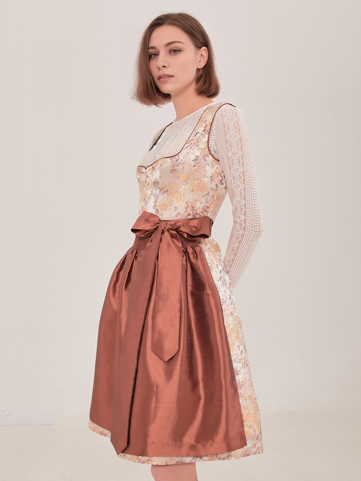 Dirndlbluse in Gelb mit traditioneller Stickerei
