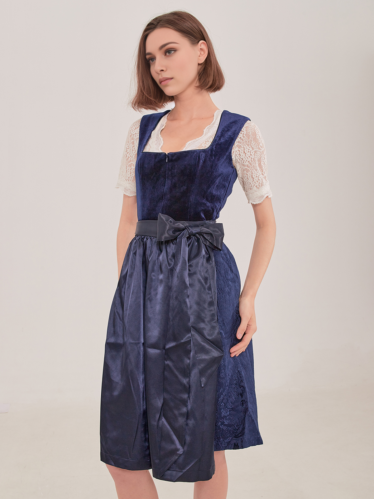 Traditionelles rotes Dirndl mit modernem Schnitt