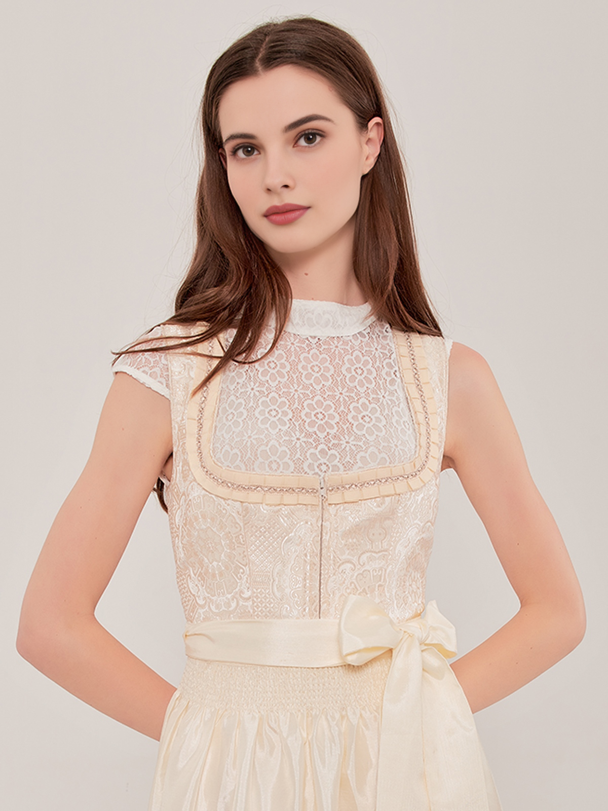 Elegantes weißes Dirndl mit floralen Details