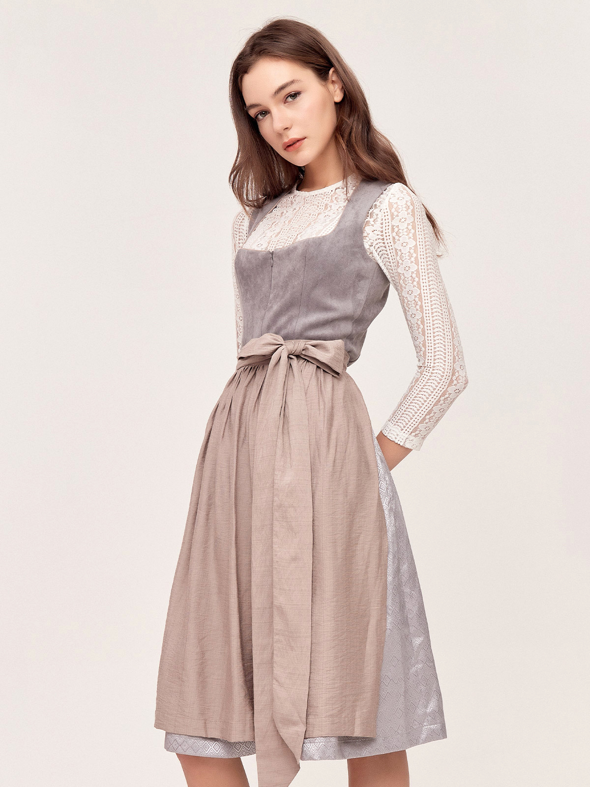 Ein graues Dirndl mit modernem Schnitt, perfekt für festliche Anlässe